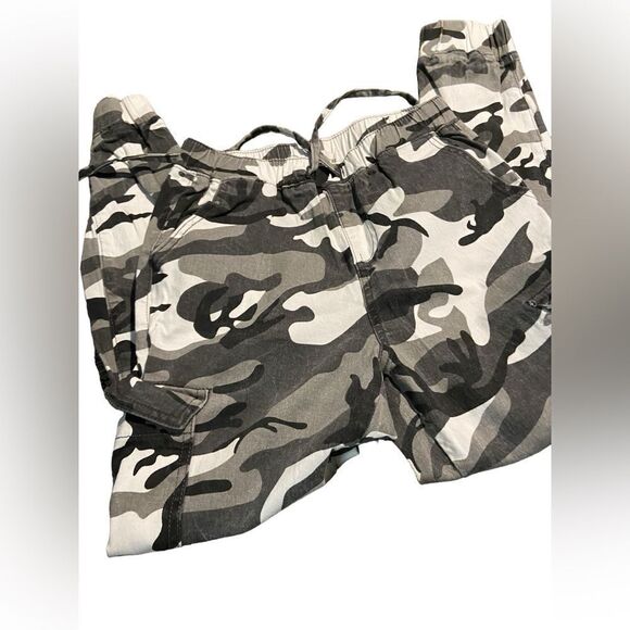 Almost Famous size medium camo elastic waist cargo style excellent condition - Picture 1 of 2